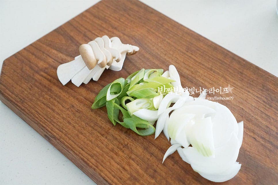 버섯과 채소를 준비해 줍니다. 버섯은 새송이버섯을 얇게 편으로 썰어주었는데 표고나 팽이버섯도 좋습니다. 양파는 채를 썰고 대파는 어슷하게 썰어요. 배추김치는 소를 덜어내고 가위로 한입에 먹기 좋게 잘라줍니다. 잘 익은 김치를 넣어주셔야 익을수록 시원하게 끓여집니다. 앞서 말씀드린 대로 김치의 신맛 정도에 따라 나중에 양념장에 설탕을 추가해 주세요.