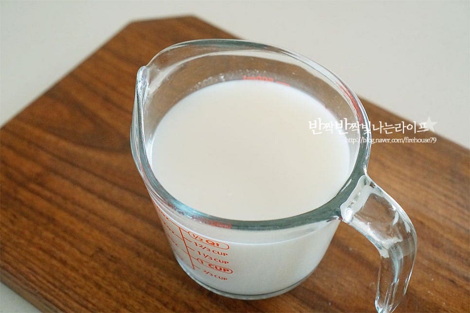 재료에서 국물 맛을 내는 양념장 못지않게 육수도 중요한데요. 시판 사골육수를 활용하시면 간편하게 끓일 수 있어요. 사골육수는 간이 되어있지 않은 것을 준비해야 너무 짜지 않습니다. 저는 육수가 진해서 물과 섞어 넣어주었어요.