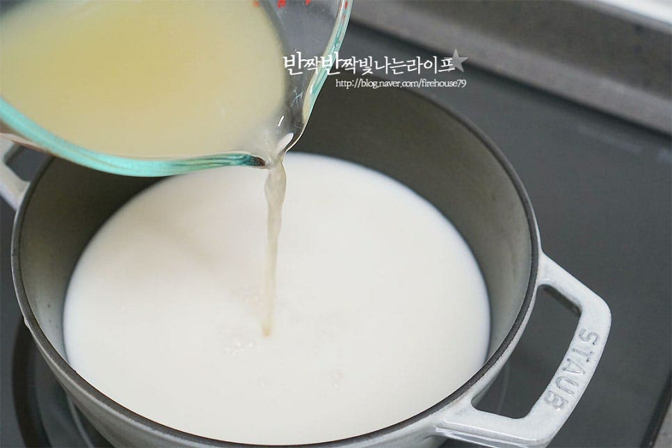 사골 육수와 함께 고기 국물도 같이 섞어줍니다. 고기국물은 대략 4~500ml 정도입니다. 고기국물 위에 뜬 기름은 체에 면포를 올려 걸러주었어요. 국물을 바글바글 끓여주어요. 보고 소금 약간 넣어서 베이스 간을 해줍니다. 간이 되어있다면 생략해요. 국물과 건더기를 따로 준비해 줄 것이라 체에 썰어둔 순대를 넣고 보글보글 끓여 데워줍니다. 순대와 고기를 각각 데워 그릇에 담은 뒤 국물을 바글바글 뜨겁게 끓여 같이 담아줍니다. 우리집은 따로 국밥 스타일이라 밥은 따로 준비했어요. 요건 기호에 따라 담아주세요^^ 여느 식당 못지않게 새우젓과 대파 등을 그릇에 담아 식탁 위에 올려주면 먹기 좋아요. 집에서 즐기는 외식 느낌이죠~ 건더기 재료는 물론 곁들이면 더 맛있는 부추와 대파, 들깨가루도 같이 담아줍니다. 나중에 국물에 빨간 양념을 풀면 들깨가루가 더 조화롭게 해준답니다. 밥 한 공기 같이 호로록호로록 먹음 술술 넘어가는 한 그릇이에요. 아이랑 먹기도 좋고 소주 한 잔이 생각나는 맛이기도 하고요. 영상도 같이 담아보았어요. 밖에서 먹는 것 못지않게 순대국 만들기 시판 재료를 활용하면 특별하고 든든한 한 그릇을 맛볼 수 있답니다. 국물이 생각나는 날 맛있게 만들어 드세요^^ 끄읕 !