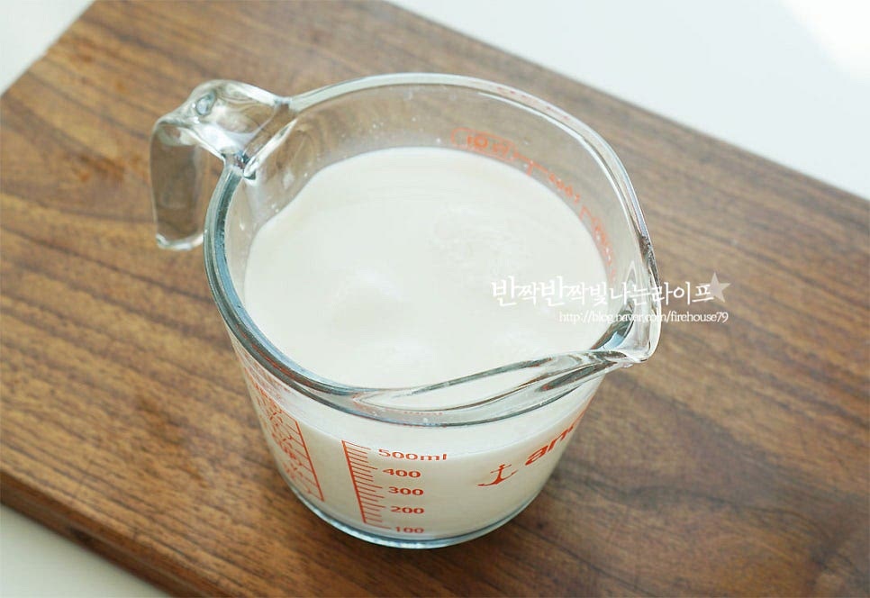 기본 국물 베이스로 시판 사골육수를 준비했어요. 저는 간이 되지 않은 육수였는데 간이 되어있다면 나중에 간을 조절해 주세요. 고기 육수를 준비해 줍니다. 냄비에 물 1L를 붓고 돼지 앞다리살 500g, 대파 2/3대 양파 1/2개, 마늘 6쪽 생강 마늘 한 톨 크기, 생강술(청주) 1 큰 술 넣고 1시간 정도 삶아줍니다. 고기의 누린내를 잡아주고 시원함을 더해주는 대파와 양파는 뿌리와 껍질째 넣어 진하게 우려주었어요^^ . 처음 20분 정도는 센 불에서 끓이다가 중불로 낮추어 끓여주었어요. 대략 1시간 정도 끓이면 국물이 뽀얗게 우러나고 고기가 야들야들해요~ 고기는 먹기 좋게 얇게 슬라이스해주었어요. 껍질이 있는 앞다리살이 기름기도 적어 담백하고 야들야들 비계 부분 식감이 좋아요.