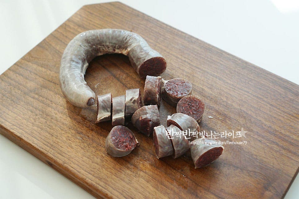 시판 순대는 먹기 좋게 큼직하게 썰어줍니다. 너무 얇게 썰면 속이 터지기 쉬워요. 기호에 따라서는 내장도 같이 준비해 주셔도 좋고요. 빠질 수 없는 고명으로 대파는 송송 썰고, 부추도 5cm 정도로 먹기 좋게 썰어요.