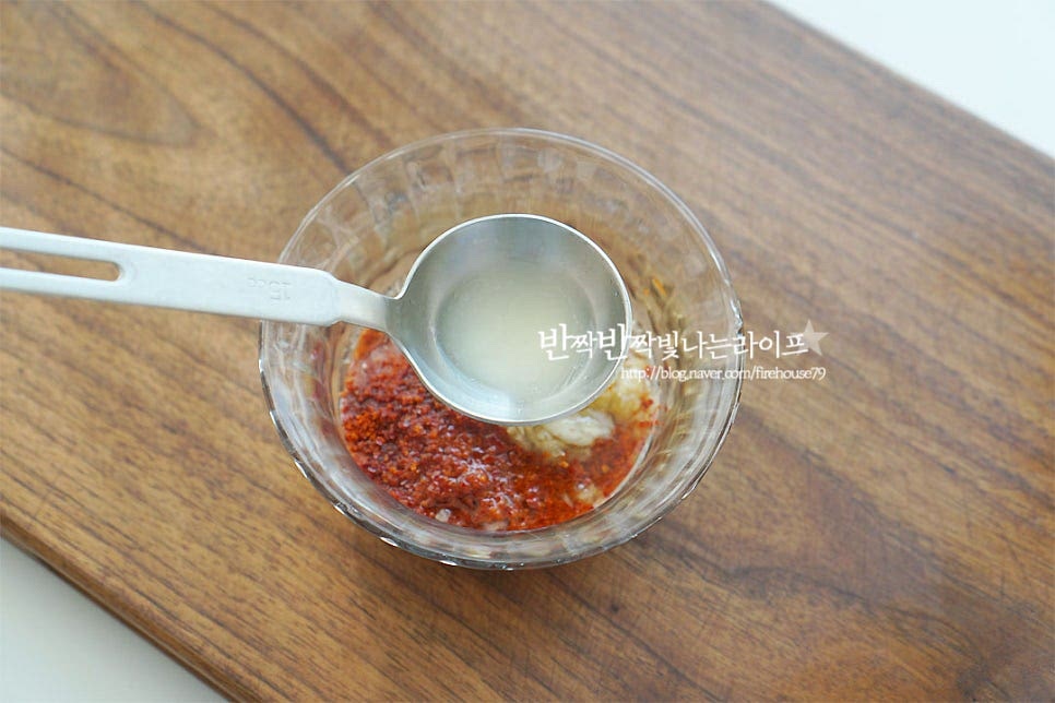 매콤한 감칠맛을 더해줄 다대기를 만들어 줍니다. 고기 육수를 넣고 양념을 어우러지게 섞어주면 맛도 좋고 감칠맛도 더해져요. 고춧가루 3 큰 술, 다진 마늘 1 큰 술 듬뿍 국간장 1 큰 술, 참치액(액젓) 1 큰 술 고기육수 3 큰 술 넣고 잘 섞어줍니다. 액젓이 들어가면 감칠맛이 좋아요. 밖에서 파는 것 같은 순대국밥 맛을 내려면 고향의 맛 같은 조미료가 약간 들어가야 합니다~ 양념을 만들어 주고 나중에 국물 간을 할 때 새우젓이나 소금, 후추 약간 넣음 더 맛있게 드실 수 있어요.