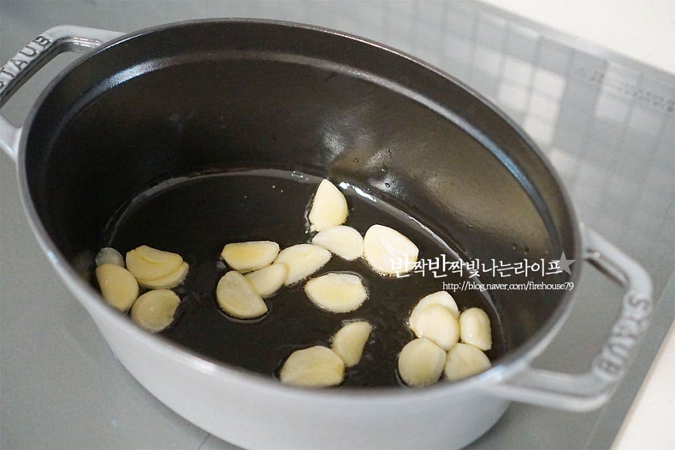 달군 팬에 올리브오일 2 큰 술 두르고 마늘을 먼저 볶아 향을 내어줍니다. 마늘 향이 올라오기 시작하면 양파와 페페론치노도 넣고 볶아줍니다. 양파가 투명해지면 토마토를 넣어줍니다. 시판용 소스와 함께 같이 넣으면 산뜻한 풍미가 더 맛있어요~ 가볍게 볶아주면 껍질이 슥 벗겨지는데요. 먹기 좋도록 껍질을 벗겨내어 줍니다. 재료가 어우러지게 가볍게 볶아요.