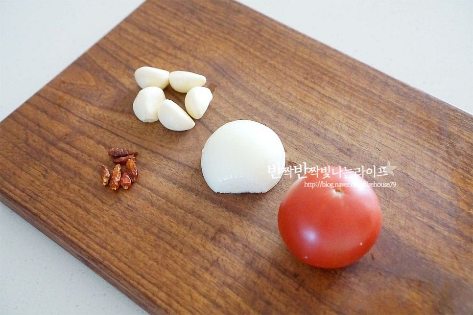 같이 곁들일 재료를 다듬어 주어요. 마늘, 양파, 토마토를 준비하고 매콤하게 먹고 싶어 페페론치노를 꺼내었어요. 기호에 따라 청양고추 넣으셔도 됩니다. 마늘은 편으로 썰고, 양파는 잘게 썰어줍니다. 토마토는 큼직하게 8등분 해주었어요.