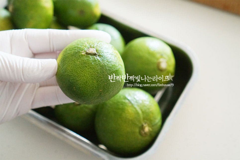 초록색이 선명한 청귤 또는 풋귤입니다. 만져보면 과육이 단단한 상태로 알이 작으며 신맛이 강한 편이라 청을 만들어 먹기 좋습니다. 오늘 준비한 것은 무농약 과일을 구입했는데 껍질째 만드는 과일청이기 때문에 세척을 꼼꼼하게 해주는 것이 중요합니다. 넉넉한 크기의 볼에 베이킹소다를 뿌려 문질러줍니다. 잠길 정도로 물을 붓고 식초 약간 뿌려 5~7분 정도 담가줍니다. 식초를 넣으면 기포가 생기면서 조금 더 깨끗하게 세척할 수 있습니다. 사이사이 흐르는 물에 깨끗하게 세척해 줍니다. 키친타월로 물기를 제거합니다. 물이 남아있으면 곰팡이가 생기기 쉬우니 깔끔하게 건조해주는 것 또한 중요한 손질과정입니다.