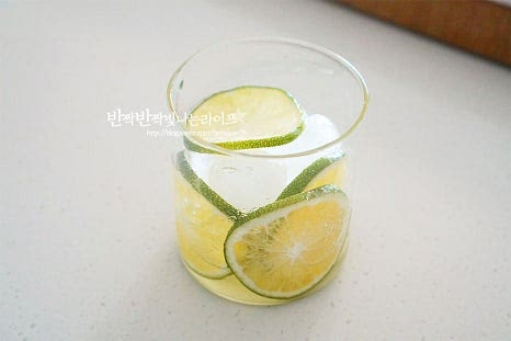 얼음잔을 준비한 뒤 청귤청을 담고 탄산수를 부어줍니다. 진하기 농도는 입맛에 맞게 조절해주세요. 더운 날 시원하게 에이드로 마셔도 좋고 추울 때는 따뜻한 물 부어서 청귤차로 마셔도 좋습니다.