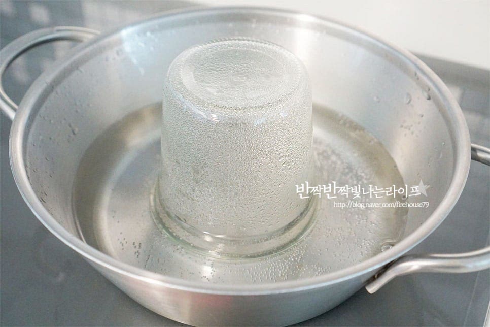 보관할 밀폐유리병은 열탕소독한 뒤 수분을 건조하여 준비합니다. 물기가 남아있으면 곰팡이가 생기니 모두 건조되면 담아줍니다. 냉장고에서 3~4일 정도 숙성한 다음에 먹으면 맛과 향이 더 깊어집니다.