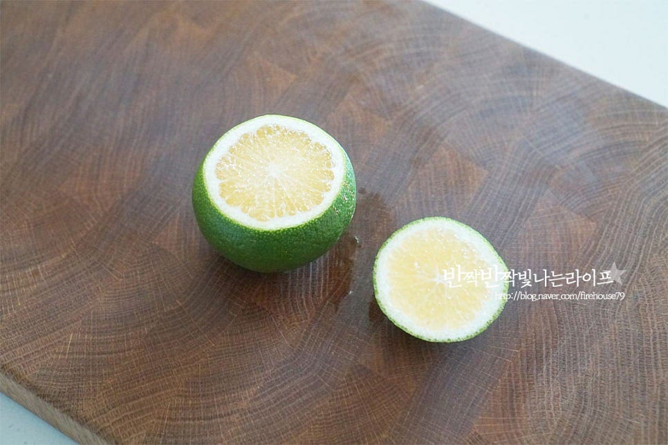 맛과 향이 잘 스며들도록 일정한 두께로 썰어줍니다. 먼저 쓴맛이 나는 양 끝 부분은 잘라내어줍니다. 그리고 일정한 두께로 슬라이스해요. 과육이 단단한 편이라 자르기 수월한데요. 0.5~0.7cm 정도로 일정하게 잘라주세요. 양끝부분은 착즙기를 활용하여 과즙을 착즙해줍니다. 쓴맛이 나기 때문에 이렇게 과즙을 내어주면 향을 더 풍부하게 완성할 수 있습니다.