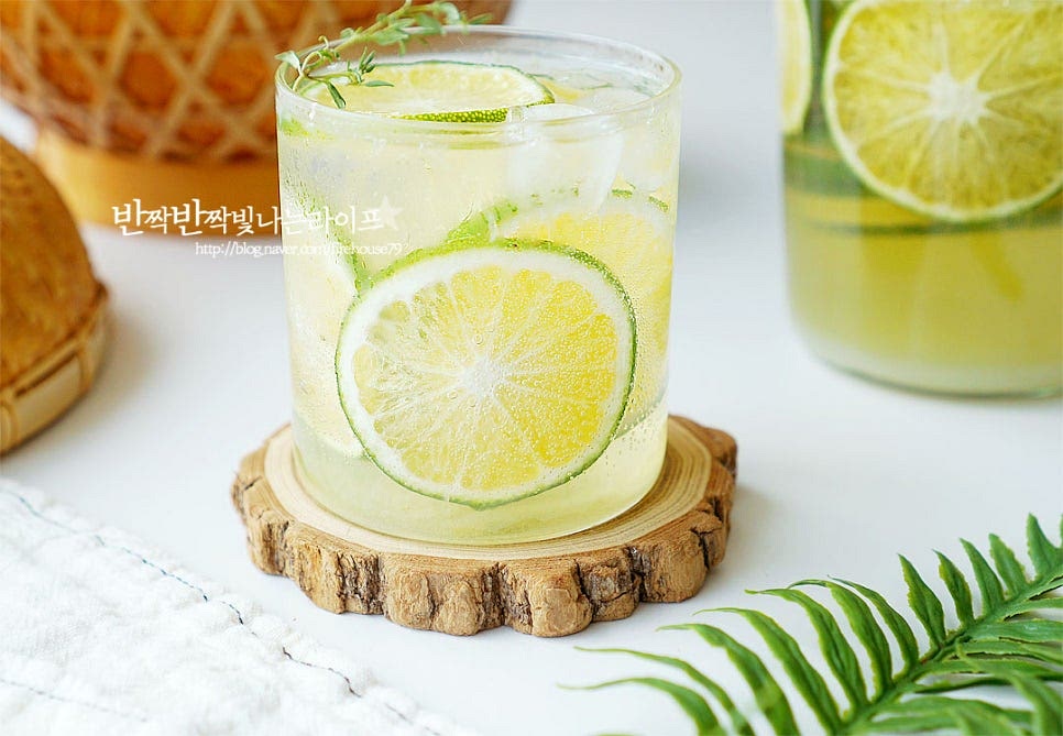 청귤청 만들기 완성입니다. 재료가 어우러지면 바로 먹어도 되지만 냉장 숙성한 뒤 먹으면 훨씬 더 맛이 좋습니다. 오늘은 시원하게 에이드로 즐겨보았는데 비타민C가 풍부하여 차로 마셔도 좋습니다. 기본적인 설탕으로 만드는 방법을 알려드렸는데 꿀이나 올리고당, 알룰로스로 비율을 조절하여 만들어도 좋습니다. 껍질째 맛보는 것이라 세척을 꼼꼼하게 한 뒤 쓴맛없이 양끝을 잘라 편썰어 설탕에 절이면 완성입니다. 새콤달콤 맛있게 만들어드세요. 끄읕 !