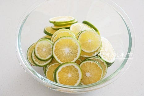 큼직한 크기의 볼에 손질한 풋귤, 과즙을 넣어요. 청귤청 설탕 기본 비율은 과육과 1:1로 입맛에 따라 80~100% 사이로 조절해 줍니다. 많은 양을 장기 보관한다면 1:1 비율로 맞추는 것이 곰팡이나 변질 없이 오래 두고 맛볼 수 있습니다. 황설탕보다 하얀것이 색을 더 곱게 낼 수 있고요. 가볍게 버무려 섞어준 뒤 실온에 반나절 정도 둡니다. 과즙이 들어가 생각보다 빨리 녹습니다. 반나절 두어 어우러지도록 녹여주었습니다.