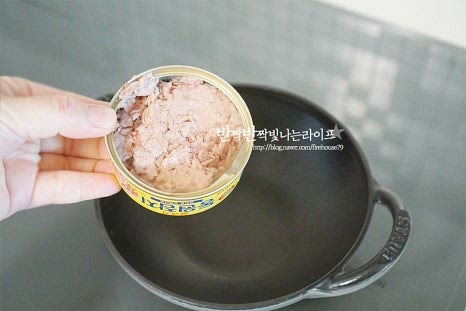 깊은 팬에 오일만 따라 부어줍니다. 백종원 참치쌈장은 오일과 살코기를 같이 넣고 고소한 맛을 더해 요리합니다. 파기름을 내어줄 것이라 비린내가 나기보다 깊은 풍미를 낼 수 있어요. 다진 대파를 넣고 볶아줍니다. 나른하게 숨이 죽으면서 향긋한 향이 올라오면 양파도 같이 넣고 볶아줍니다.