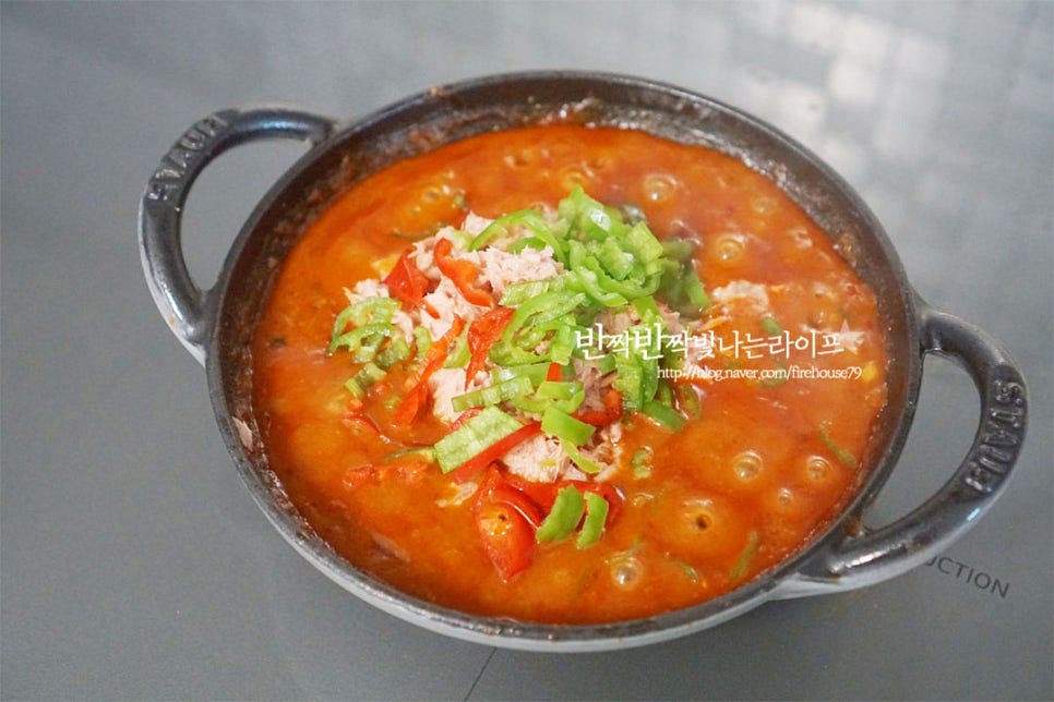 자작하게 양념이 졸아들면 살코기와 고추를 넣어줍니다. 걸쭉하면서 자박자박하게 졸이듯이 볶아줍니다. 참기름 약간 넣고 마무리해요. 함께 곁들일 삶은 양배추도 같이 준비하여 밥을 넣고 쌈을 만들었어요.