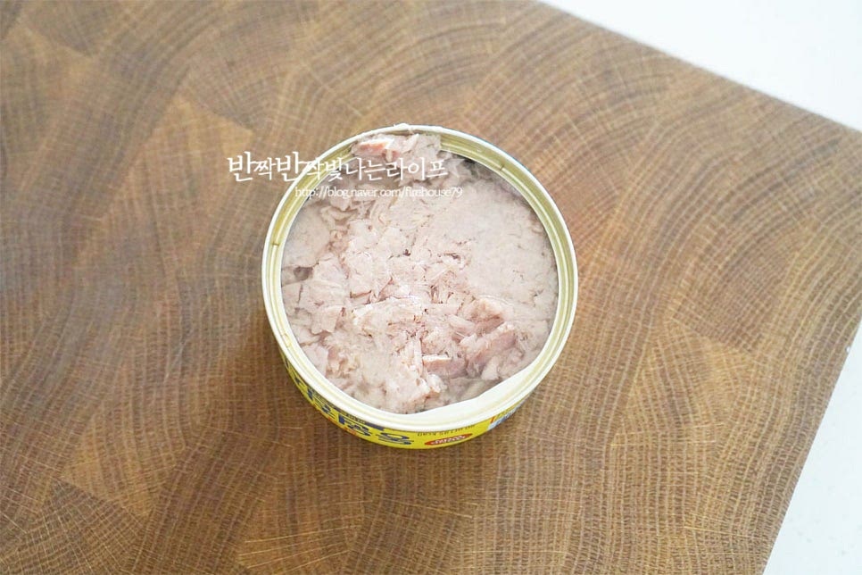 집에 하나쯤 쟁여두고 먹는 식재료로 견과류나 두부를 넣고 만드는 것도 좋아하지만 감칠맛이 풍부한 참치를 넣으면 고소한 맛이 구수한 양념과 잘 어울린답니다. 대파와 양파는 잘게 다져 썰어줍니다. 매콤하게 맛을 잡아주는 고추는 깔끔하게 맛을 내기 위해 씨를 털어내고 잘게 썰어주었어요. 매운맛 입맛에 따라 양을 조절해 주세요.