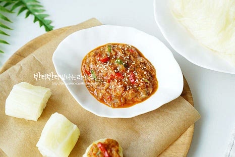 양배추와 같이 먹으면 잘 어울리는 참치 쌈장은 먹을수록 고소한 감칠맛과 짭조름한 사이로 매콤 칼칼한 맛이 좋아요. 영상도 같이 담았어요. 된장의 구수함과 고추장의 매콤 달큰함에 참치를 넣으면 별미로 맛볼 수 있는 백종원 레시피 랍니다. 참치쌈장을 맛있게 만들어 봄철 입맛을 돋우세요. 끄읕 !