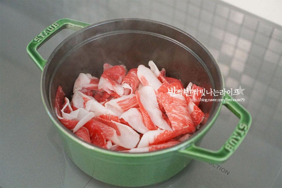 달군 냄비에 고기를 먼저 넣고 볶아서 익혀줍니다. 노릇하게 익으면서 기름이 나오면 무를 같이 넣고 볶아줍니다. 무가 들어가면 국물이 더 깊은 맛이 나요.