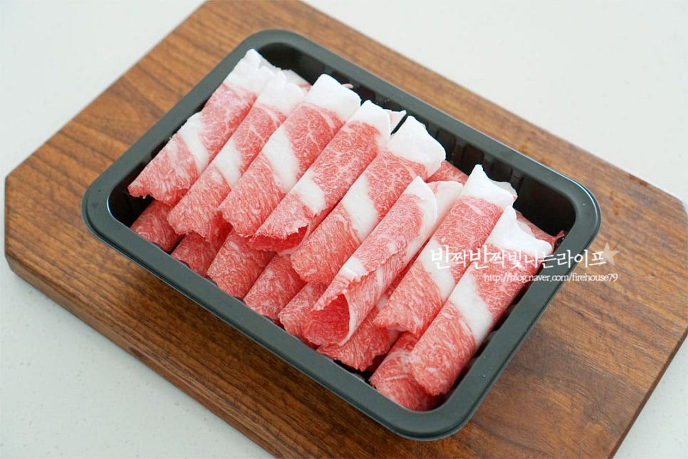 소고기 부위는 고소한 차돌로 준비했습니다. 국거리 용이나 다짐육 등 먹기 좋은 부위로 넣어도 좋아요. 차돌박이 같은 경우 한입에 떠먹기 좋도록 썰어줍니다. 기본 재료로 애호박, 양파, 버섯, 무 대파, 두부, 고추를 넣어주었어요. 모두 한입에 먹을 수 있도록 1cm 크기로 깍둑썰기하여 줍니다. 대파와 고추는 송송 썰어주고, 두부는 채소보다는 더 큼직하게 썰어줍니다. 고추 같은 경우 매운맛 기호에 따라 가감하여 넣어주시고, 두부는 넉넉히 들어가야 맛있죠.