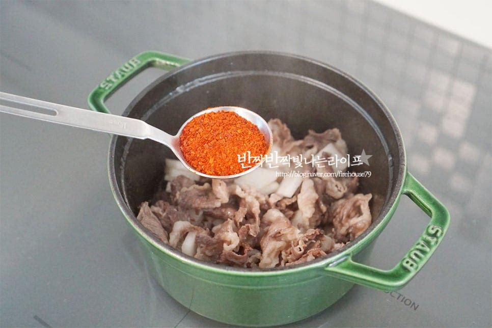 무의 겉면이 투명 빛이 돌기 시작하면 고춧가루 1 큰 술, 고추장 1/2 큰 술 다진 마늘 1 큰 술을 넣어줍니다. 고춧가루를 먼저 같이 볶아주어 텁텁하지 않게 매운맛을 내어주었어요. 고추장을 약간 넣어주면 달달한 감칠맛이 나는 게 맛있습니다. 양념이 어우러지도록 3분 정도 볶아줍니다.