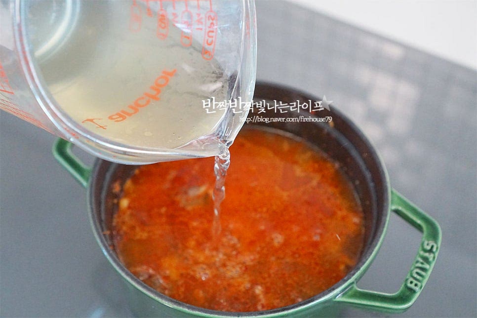 멸치 다시마 육수를 부어줍니다. 육수는 500ml 부어주었는데 재료 양에 따라 가감하여 주세요. **육수는 다시 팩을 활용하여 우렸습니다. 멸치나 다시마를 넣고 우려도 좋고, 코인 육수나 액상 스틱을 활용하셔도 좋아요. 육수 대신 쌀뜨물도 좋습니다. 바글바글 끓어오르면 된장 2~3 큰 술을 풀어줍니다. 된장 염도에 따라 양을 조절해 주세요. 재료를 넣어줄 것이라 간을 약간 간간하게 맞추어 주셔도 좋아요. 된장이 국물에 풀리면 애호박, 양파, 버섯을 넣어줍니다. 차돌 같은 경우 기름기가 많은 고기 부위이기 때문에 끓으면서 생기는 기름은 어느 정도 걷어내어 주시면 더 깔끔하게 맛을 살릴 수 있어요. 호박이 익으면 대파와 고추, 두부를 넣어줍니다. 한소끔 끓여 마무리해 줍니다. 칼칼하고 구수한 국물 맛에 고기와 채소, 버섯이 어우러진 깊은 맛이 더해져 보기만 해도 든든한 기분이 듭니다. 해산물이나 채소만 넣어 끓이는 것과 또다른 진한 된장찌개 레시피 랍니다. 영상도 같이 담았어요. 유난히 추워진 날씨에 어울리는 뜨끈한 국물 요리로 밥도둑이 따로 없는 것 같아요. 된장은 끓일수록 깊은 맛이 난다고 보글보글 익어가는 소리에 밥솥에서 밥 한 그릇 담게 만드는 맛이랍니다. 차돌박이 된장찌개 맛있게 끓여서 따뜻한 집밥 준비해 보세요^^ 끄읕 !
