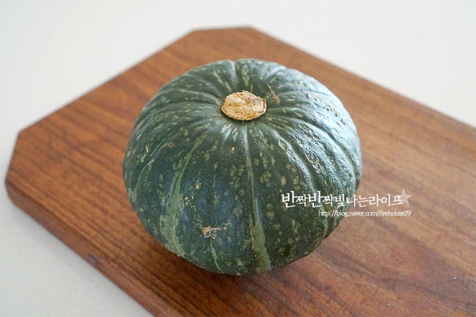 한창 맛이 좋은 달콤함 깊은 맛 포슬포슬 부드러운 식감과 단맛이 별다른 재료 더하지 않고 쪄서 먹어도 맛있죠. 오늘은 특별하게 즐겨보아요. 베이킹소다에 문질러 깨끗하게 씻어 줍니다. 씻어 물기가 있는 상태로 비닐팩이나 전자레인지 용기에 담아 5~6분 정도 익혀줍니다. 단단하기 때문에 칼질을 하기 어려워 먼저 전자레인지에 익혀 손질을 하기 쉽게 해줍니다. 크기에 따라 너무 익어 물러지지 않도록 시간을 가감하여 줍니다. 뜨겁기 때문에 한 김 식힌 뒤 꼭지 부분을 넉넉하게 잘라내어 줍니다. 가운데 부분에 칼집을 넣고 속과 씨를 파내어 줍니다. 단호박 오리찜은 이렇게 속을 파내어 속 재료를 넣어 만들어 맛도 모양도 더 특별해요. 그릇과 같이 동그란 모양이라 음식을 담아 같이 먹기 딱 좋아요.