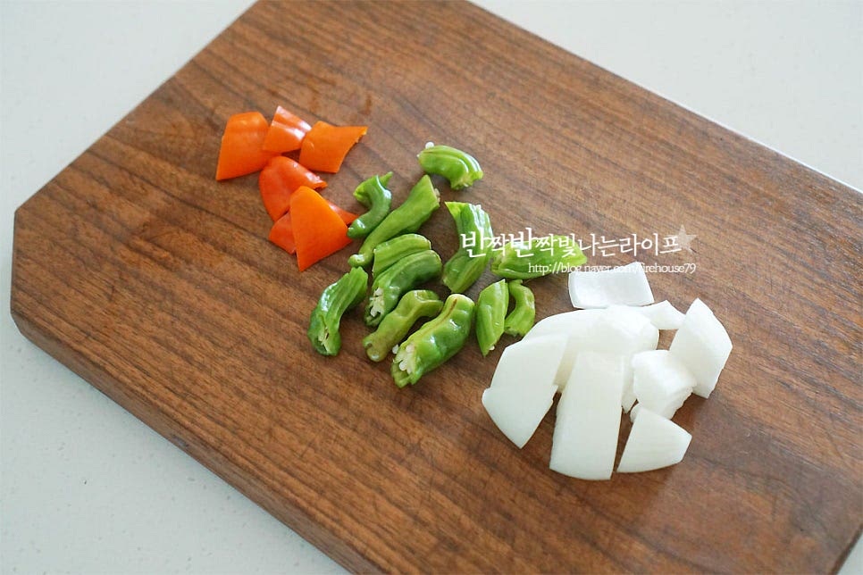 훈제오리에 곁들일 채소를 손질해요. 냉장고 속 채소를 준비해 주시면 되는데요. 파프리카, 꽈리고추, 양파는 한입에 먹기 좋게 잘라주었어요. 그 외 버섯, 부추, 대파 등 다양하게 곁들여 주시면 됩니다. 꽈리고추가 들어가면 향긋하니 맛깔나게 어우러져요^^ 달군 팬에 고기를 올려 구워줍니다. 재료 자체에 기름이 많아 따로 식용유를 두르거나 할 필요는 없어요. 고기가 반 정도 익으면 채소를 같이 넣고 볶아줍니다. 맛을 더해주는 간을 해줍니다. 굴 소스 1 큰 술, 맛술 1 큰 술 다진 마늘 1 작은 술, 황설탕 1/2 큰 술 넣고 같이 볶아줍니다. 간은 기호에 따라 가감해 주세요. 먹기 좋게 익으면 마무리해요. 기본적으로 간이 되어있는 식재료라 간단한 양념을 더해주어도 맛이 좋아요.