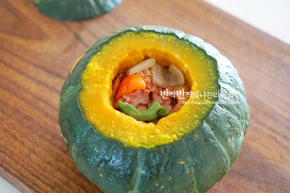 속에 볶은 재료를 넣어줍니다. 치즈를 올려줄 것이라 윗부분에 여유를 두고 담아주세요. 앞서 전자레인지에 익혀서 1/3 정도 익은 상태라 치즈를 넣기 전에 전자레인지에 5분 정도 돌려 익혀주었어요. 크기와 익은 정도에 따라 시간은 가감하여 줍니다. 모짜렐라 치즈를 위에 올려줍니다. 치즈가 듬뿍 들어가면 쭈욱 늘어나는 맛이 매력 있어요. 에어프라이어 또는 전자레인지에 넣고 익혀주는데요. 에어프라이어 180도 10분 더 익혀주었어요. 앞서 말한 대로 익은 정도를 체크하여 시간을 조절해 주시면 됩니다. 노릇노릇 맛있게 구워졌어요^^ 먹기 좋게 칼집을 넣어 펼쳐주고 파슬리가루 약간 뿌려줍니다. 마치 꽃과 같이 예쁘게 모양이 잡힌답니다. 속 재료 가득 맛이 없을 수가 없죠. 영상도 같이 담았어요. 쫄깃한 고기와 채소의 감칠맛이 부드러운 달달함에 어우러져 단짠의 매력이 있어요. 여기에 치즈까지 찰떡이에요. 단호박찜 맛있게 만들어 근사하고 푸짐하게 즐겨보세요^^ 끄읕 !