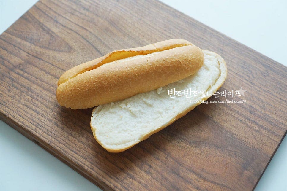 반미는 바게트 샌드위치 인데요. 쌀이 많이 나는 나라이다 보니 쌀로 만든 빵으로 만든답니다. 저는 쌀바게트로 만들었는데 기호에 따라 빵을 준비해 주세요. 바삭하게 오븐에 한번 구운 뒤 길게 칼집을 넣거나 반으로 잘라줍니다. 양쪽 면에 소스를 고르게 바르고 오이를 먼저 올려줍니다. 바싹하게 구워낸 고기도 올리고요~ 무, 당근 절임도 올려주어요. 중간중간 산뜻하게 어우러지는 게 정말 맛있답니다^^ 취향껏 고수와 청양고추를 올려주어요. 먹기 좋게 모양을 잡아주면 완성입니다. 한입 가득 먹어보면 짭조름하면서도 매콤하고 특유의 고수 향과 채소 씹히는 맛이 전체적으로 어우러져 맛나요. 하나 먹고 나면 든든하답니다. 영상도 같이 담았어요. 고기를 직접 양념하여 구웠지만 소불고기와 같은 양념육을 사서 빵 사이에 넣고 샌드위치만들기 하셔도 간단하고 맛있게 드실 수 있어요. 절임채소는 꼭 넣어서 드시면 보다 산뜻하게 맛볼 수 있어요. 반미 샌드위치 바게트 안에 소스와 재료를 취향껏 넣어 맛있게 만들어 드세요^^ 끄읕 !