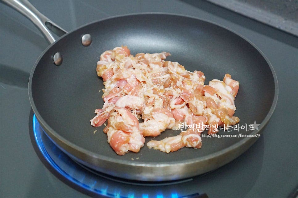 재운 고기는 달군 팬에 바싹 볶아줍니다. 바싹하게 볶아주었어요.