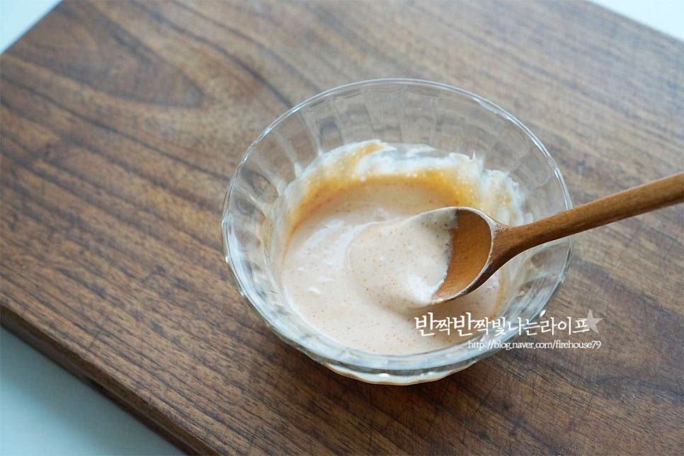 마요네즈 4 큰 술, 스리라차 소스 2 큰 술 황설탕 1/2 큰 술, 피시소스 1 작은 술 을 넣고 잘 섞어줍니다.