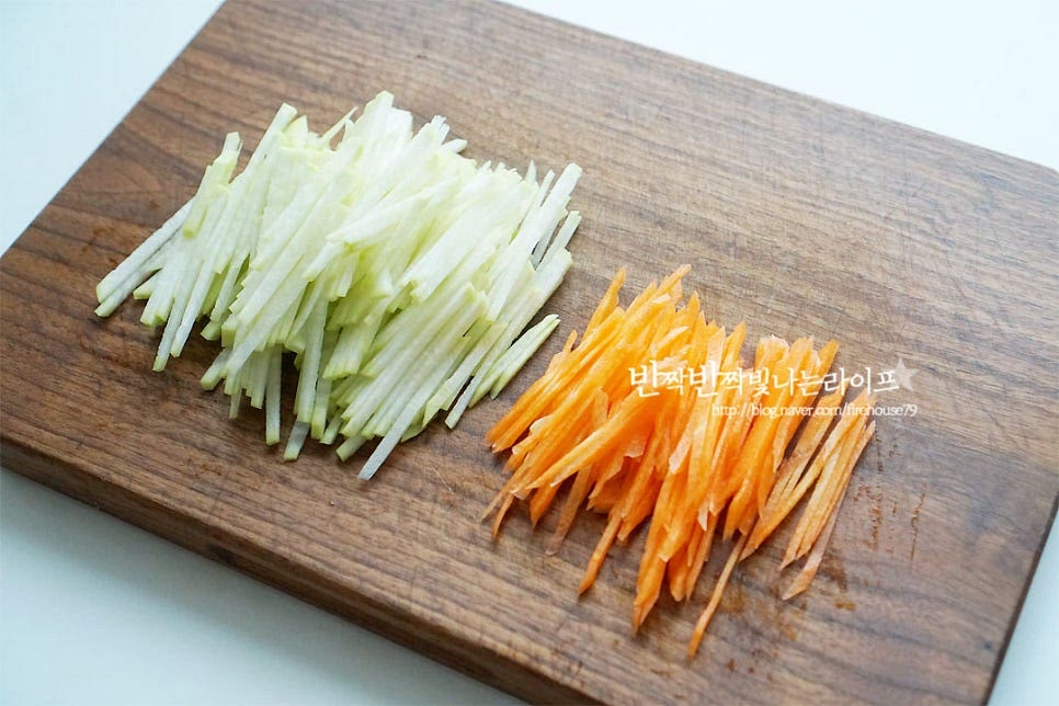 무와 당근은 채를 썰어줍니다. 식초 3 큰 술, 황설탕 3 큰 술 소금 1 작은 술 넣고 섞은 절임물에 30분 정도 절여줍니다. 물이 생기면서 부피가 줄어들면 면포에 물기를 짜서 준비해요. 돼지고기를 준비했는데요. 기호에 따라 소고기, 닭고기를 준비해 주셔도 좋아요. 양념에 재워 구워줄 것이라 양념을 먼저 만들어요. 간장 2 큰 술, 맛술 2 큰 술 굴 소스 1/2 큰 술, 황설탕 1/2 큰 술 다진 마늘 1/2 큰 술, 다진 생강 약간 참기름 1 작은 술 넣어요. 간을 보고 단맛은 조절하여 줍니다. 고기를 넣고 30분 재워줍니다. 오이는 동그랗게 슬라이스하고 청양고추도 송송 썰어줍니다. 고추는 매운맛 기호에 따라 준비해 줍니다.