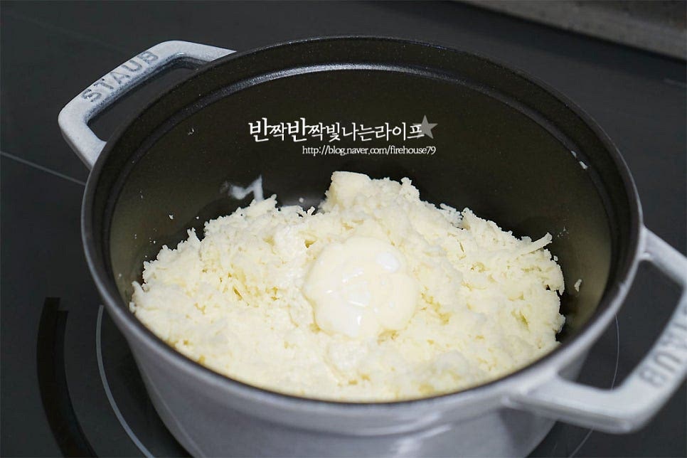 냄비에 체에 내린 재료와 버터 20g, 생크림 80ml 우유 30ml를 넣어줍니다. 재료를 잘 섞어주며 약불로 끓여줍니다. 중간중간 눌어붙지 않도록 저어가며 수분을 날려 끓여줍니다. 수분이 어느 정도 날아가고 질감이 진해지면 넛맥 가루, 소금, 후추 약간 파마산 치즈를 1 큰 술 정도 갈아 넣었어요. 간을 보고 올리고당 1 작은 술 정도 넣어요. 넛맥 가루는 생략 가능하지만 들어가면 보다 풍미가 좋아요. 치즈와 올리고당은 간을 보고 가감하여 줍니다. 파마산 치즈를 갈아 넣었는데 없다면 슬라이스치즈를 넣어주세요. 수분이 날아가고 재료의 풍미가 진해지고 걸쭉한듯한 질감이 되면 완성입니다. 매쉬포테이토 매력은 부드럽게 어우러지는 고소한 풍미죠. 크리미한 질감과 포테이토 특유의 맛에 더해진 고소함이 가득 담겼어요^^ 만들기 영상을 같이 보시면 조금 더 쉽게 따라 만드실 수 있어요. 넛맥 가루와 치즈를 곁들여주었더니 풍미가 더 깊어요. 포슬포슬 으깬 감자요리는 그냥 먹어도 맛있지만 매쉬 스타일로 즐기면 더 특별해지는 것 같아요. 매쉬드포테이토 만들기 크리미하고 고소하게 곁들여 보세요. 요리의 맛을 한층 더 살려준답니다. 맛있게 만들어 드세요^^ 끄읕 ! 스프도 같이 참고해 주세요.