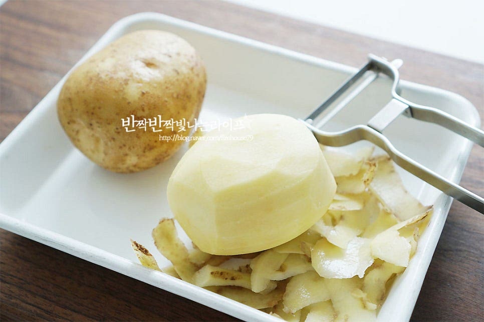 감자는 필러로 껍질을 벗겨줍니다. 반으로 잘라 8등분 하여 삶기 좋은 적당한 크기로 잘라주었어요. 냄비에 재료를 넣고 자작하게 잠길 정도로 물을 넣어줍니다. 밑간이 스며들도록 소금 1/2 작은 술을 넣고 10~15분 정도 삶아 익혀줍니다. 포슬포슬 삶아주었어요. 크기에 따라 시간은 가감하여 주어요. 체에 밭쳐 물기를 털어 주어요. 그대로 체에 내려주어요. 바로 으깨어도 되지만 포테이토의 부드러운 식감을 살려주기 위해 체에 곱게 내려주었어요. 매쉬드포테이토는 부드럽게 어우러지는 맛이 포인트라 체에 한번 내려주면 식감이 더 맛있어요.