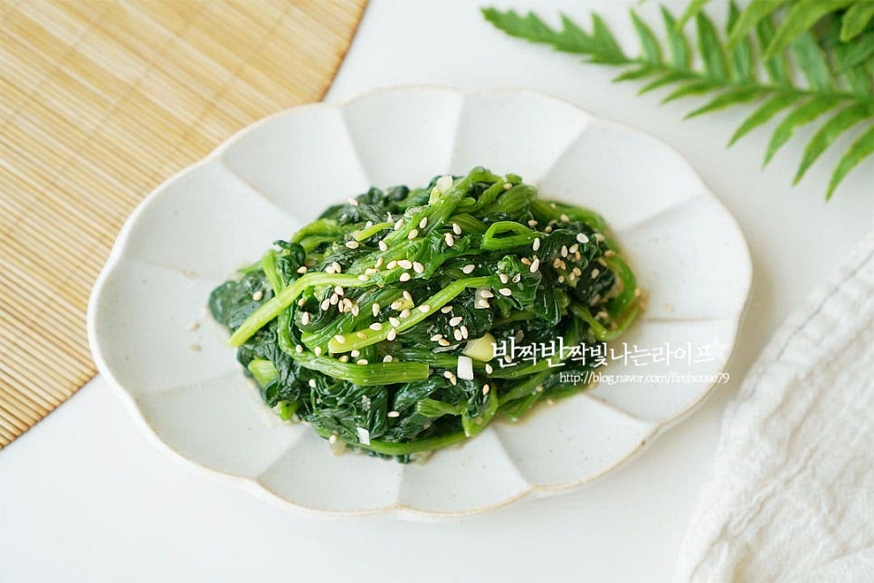 푸짐하게 담은 뒤 통깨 약간 더해주었습니다. 아삭한 식감으로 데친 시금치무침은 감칠맛 나는 양념으로 무쳐서 반찬으로 먹기 딱 좋은데요. 깔끔하면서도 담백 고소한 맛이 먹을수록 깊어요. 영상도 같이 담았어요. 아이와 함께 먹기 좋아 자주 만드는 나물 종류로 고소하고 담백한 나물 반찬을 간단한 레시피로 완성할 수 있어요. 무르지 않게 데친 뒤 국간장과 참치액 갖은양념에 버무리면 깔끔하게 맛볼 수 있답니다. 맛있게 요리해드세요. 끄읕 !