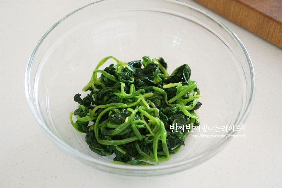 넉넉한 크기의 볼에 손질한 시금치를 뭉치지 않게 풀어 담아줍니다. 국간장 1 작은 술, 참치액 2/3 작은 술 간마늘 2/3 작은 술, 참기름 1 큰 술 깨소금 1 큰 술, 다진 파 1½ 큰 술을 넣어줍니다. 깨를 갈아서 넣으면 구수한 맛이 더 풍부합니다. 간이 밸 수 있도록 조물조물 버무려줍니다. 부족한 간은 소금으로 맞추어주세요.