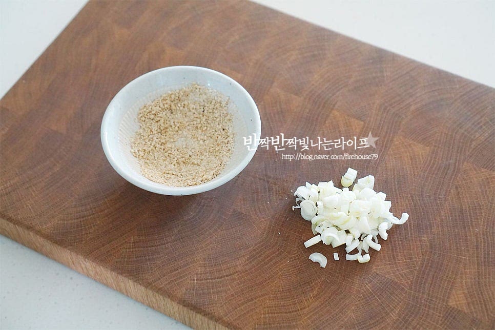 시금치는 길이에 따라 길다면 한입에 먹기 좋게 잘라주고, 양념에 들어갈 대파는 흰 부분을 잘게 다져썰어줍니다. 고소한 풍미를 더해주는 볶은 깨는 갈아서 깨소금으로 만들어줍니다.