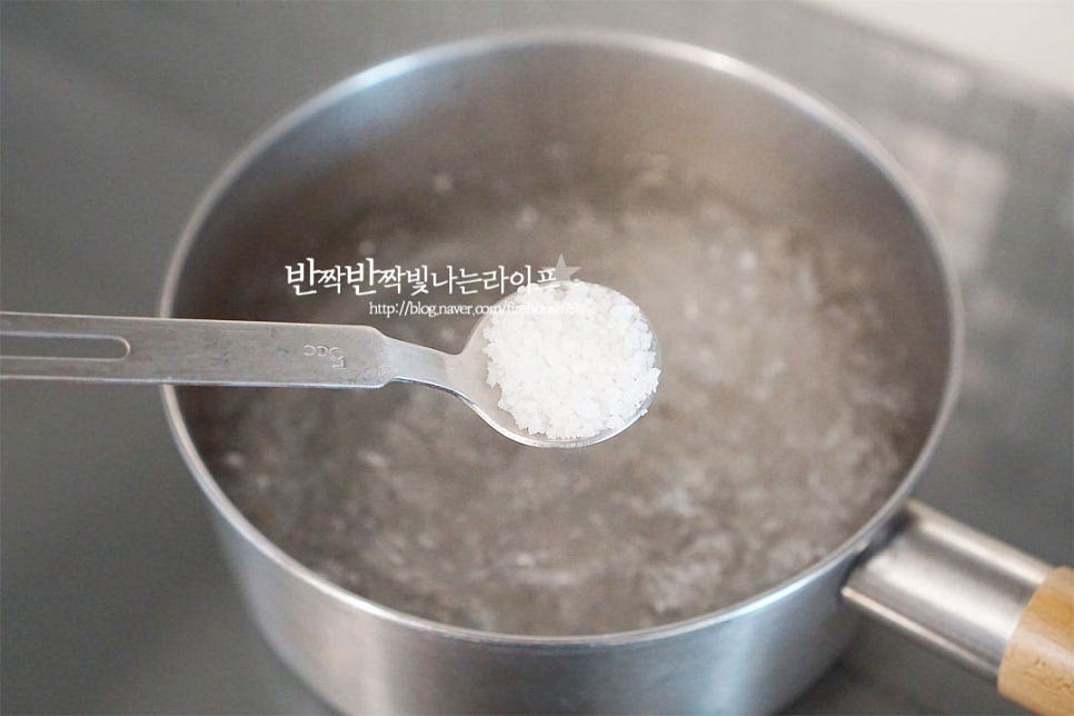 재료가 잠길 정도로 냄비에 물을 붓고 팔팔 끓어오르면 소금 1 작은 술을 넣어줍니다. 나물을 데칠 때 소금을 넣으면 색이 더 선명하게 데칠 수 있어요. 시금치를 줄기부터 잎까지 넣은 뒤 전체적으로 잠기도록 뒤적여 데쳐줍니다. 연하고 부드러운 잎채소이기 때문에 오래 데치면 곤죽이 될 수 있어요. 30초 이내로 가볍게 데쳐줍니다. 숨이 죽으면 건져낸 뒤 열기를 바로 찬물로 식혀줍니다. 찬물로 헹군 뒤 물기를 짜줍니다. 이때 너무 힘을 주어 물기를 짜면 퍽퍽한 식감과 맛있는 채즙이 빠져 싱거워질 수 있으니 가볍게 물기를 짜주세요.