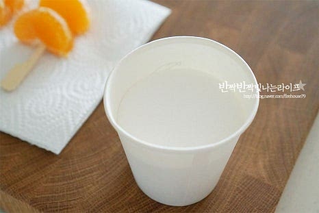 중요한 과정인 시럽을 만들어줍니다. 기본 비율은 설탕 2 : 물 1으로 종이컵에 설탕 100ml, 물 50ml를 부어줍니다. 이때 섞을 필요 없이 그대로 부어주면 됩니다. 녹아서 끓을 때까지 젓지 않아야 중간에 굳지 않고 만들 수 있습니다. 과정샷이 잘 보이도록 보통 사이즈의 컵으로 만들었는데 깊이가 있는 용량의 종이컵에 만들면 끓으면서 넘치지 않게 만들 수 있습니다. 작은 용기로 만들면 끓이는 도중 넘칠 수 있으니 조심해주세요.