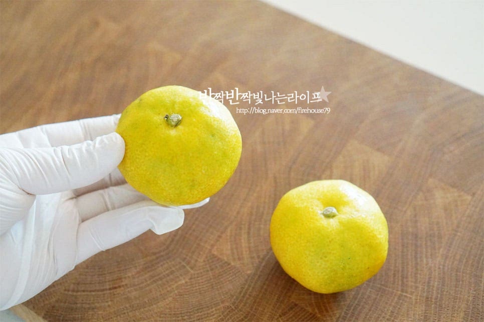 새콤달콤 향과 과즙이 풍부한 귤을 준비했어요. 탕후루는 수분이 있는 것보다 샤인 머스캣이나 바나나, 방울토마토같이 겉에 수분이 적은 과일이 성공하기 쉬워요. 귤은 속껍질에 감싸있지만 과육이 무른 편이라 그 부분을 알고 만들어주면 됩니다. 겉껍질을 벗긴 뒤 먹기 좋게 손질해 줍니다. 크기에 따라 한 개 또는 두개로 분리해 줍니다. 저는 작은 귤이라 두 개씩 붙여서 만들어 주었어요. 전자렌지 귤탕후루를 종이컵으로 만들 것이라 크지 않은 한입 사이즈가 적당해요. 나무꼬치에 두 개씩 끼워줍니다. 색이 보기만 해도 먹음직스럽죠~ 냄비로 만들 때보다 한두 개씩 꽂아 만드는 게 뜨거운 시럽을 코팅할 때 어렵지 않습니다. 수분이 많으면 매끄럽게 입혀지지 않으므로 키친타월에 올려 겉의 물기는 꼭 제거해 줍니다.