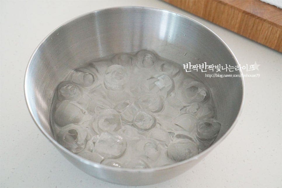 적은 양을 만들기 때문에 귤에 코팅을 해준 뒤 부터는 빠르게 요리해 주어야 해요. 그래서 미리 얼음물을 준비해두고 굳혀주었습니다.
