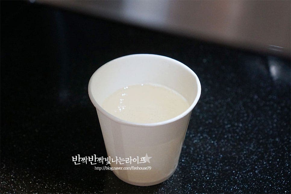 귤 탕후루 만들기 위해 물+설탕이 담긴 종이컵을 전자렌지에 넣어줍니다. 처음 시작은 1분 정도 돌려주어 가볍게 녹여줍니다. 젓지 않아도 녹으니 다시 한번 젓지 않고 끓여주세요. 뒤로 20~30초씩 나누어가며 조리해 주는데요. 기기의 사양에 따라 시간 텀을 조절해 주면 됩니다. 20초씩 서너 번 끓이면 끓어올라 기포가 생겨요. 이 과정을 7~8회 넘게 반복해 줍니다. 탕후루를 만들 때 데일 수 있으니 조심히 요리해 주세요. 끓고 있는 상태로 아주 뜨겁습니다. 잔기포가 많이 올라오면서 색이 노랗게 변하고 수분이 날아가면서 양이 반으로 줄어서 끈적해졌어요. 노란빛이 돌아야 잘 만들어진 것입니다. 젓가락에 살짝 묻힌 뒤 차가운 물에 담가 식혔을 때 단단하게 굳으면 잘 만들어진 것입니다.