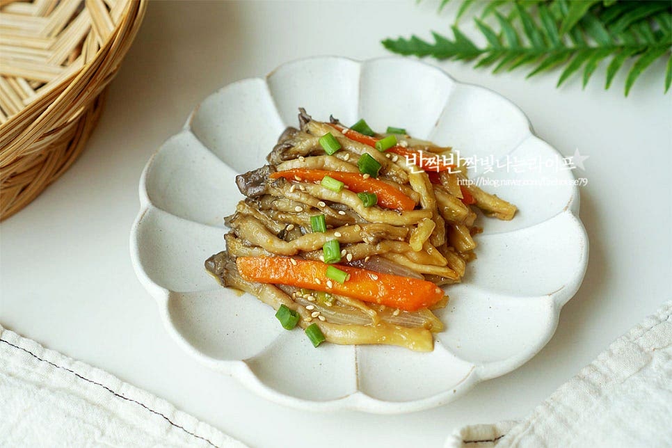 센 불에서 물기 없이 볶아 버섯 식감이 더 탱글하고 쫄깃하게 완성입니다. 영상도 같이 담았어요. 느타리버섯을 데쳐서 볶기도 하지만 센 불에서 볶아 만들면 보다 간단하게 요리할 수 있어요. 한입 먹어보면 짭조름하면서도 쫄깃하게 어우러지는 맛이 좋습니다. 간단한 레시피로 버섯 반찬을 맛있게 요리해드세요. 끄읕 !