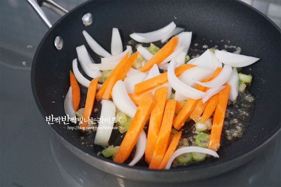 달큰하게 파기름이 만들어지면 양파와 당근을 넣고 오일이 코딩될 수 있도록 가볍게 볶아줍니다. 손질해둔 느타리버섯을 넣어줍니다. 수분이 많이 나오기 때문에 그대로 볶으면 물이 많이 생기는데요. 버섯을 넣음과 동시에 센 불로 올린 뒤 수분을 날리며 쫄깃하고 탱탱하게 볶아줍니다. 센 불에서 진간장 2/3 큰 술, 굴소스 2/3 큰 술 바로 같이 넣고 섞어줍니다. 센 불에서 버섯의 수분은 날리면서 양념의 감칠맛이 밸 수 있도록 해줍니다. 숨이 죽으면서 수분이 나오는데 센 불로 볶아가며 양념이 진하게 어우러지도록 해요. 간에 따라 부족한 간은 소금으로 더하고 후추도 약간 뿌려줍니다. 양파가 달큰해서 따로 단맛 재료는 넣지 않았습니다. 쫄깃하게 익으면서 간이 어우러지면 참기름 2/3 큰 술, 통깨 약간 넣고 마무리해요.