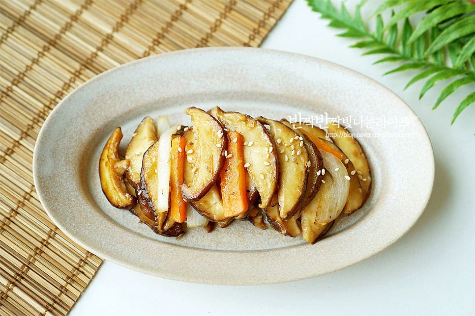 쫄깃한 식감의 생 표고버섯볶음 요리가 완성되면 푸짐하게 담아 통깨를 조금 뿌려 마무리합니다. 재료의 향과 식감이 맛있으며 간단한 반찬을 만들어먹기 좋습니다. 볶음으로 만들어 먹으면 먹는 맛이 풍성하고 밥반찬이나 비빔밥 재료로 곁들여도 잘 어울리는 요리입니다. 먹기 좋게 손질한 표고버섯에 양파와 당근을 더하고 간장, 굴소스 양념으로 짭조름한 감칠맛을 더해 푸짐하게 완성했습니다. 소금간만해도 맛있지만 야채까지 더하면 근사해진답니다. 알려드리는 레시피를 참고하여 맛있게 만들어드세요. 끄읕 !