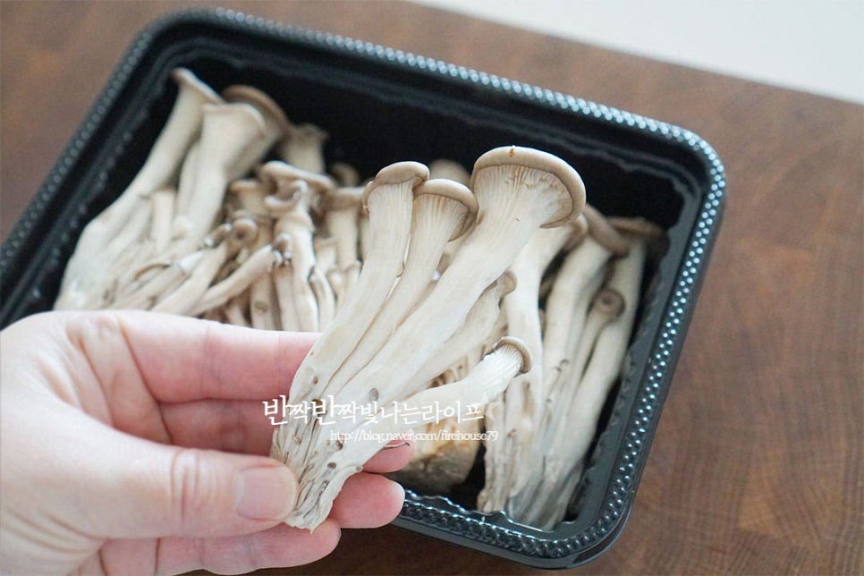 느타리버섯은 흐르는 물에 빠르게 씻어 물기를 제거한 뒤 밑동을 다듬어 크기에 따라 결대로 찢어줍니다. 수분에 약한 식재료이기 때문에 물에 오래 담그지 않고 물을 적신 면포로 겉을 닦거나 흐르는 물에 세척해 주세요.