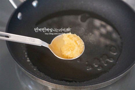 달군 팬에 식용유 2 큰 술을 두르고 다진 마늘 1/2 큰 술, 대파를 넣고 볶아 파기름을 내어줍니다. 타지 않게 불을 중약불로 조절해 향을 내어주세요. 향신재료로 먼저 향을 낸 뒤 재료를 볶아줄 것입니다. 재료의 향이 올라오면 썰어둔 표고버섯을 넣어줍니다. 표고버섯에 기름이 흡수될 수 있도록 가볍게 1분 정도 볶다가 단단한 채소인 당근도 함께 넣고 볶습니다. 당근을 넣고 2~3분 정도 볶다가 양파도 함께 넣어줍니다. 순서를 깜박하는 바람에 사진은 양념을 넣고 양파가 들어갔습니다. 버섯이 촉촉해지고 수분이 생기면서 보드라워지면 한쪽으로 밀어두고 진간장 1/2 큰 술을 넣고 지글지글 끓어오르면 전체적으로 골고루 어우러지도록 볶습니다. 굴소스 1/2 큰 술, 설탕 1~2꼬집도 함께 넣어줍니다. 약간의 설탕으로 감칠맛을 살리고 간에 따라 부족하면 소금 약간 뿌려주면 됩니다. 중불에서 버섯이 부드럽고 촉촉하게 볶아지면서 양념이 섞이도록 해줍니다. 먹기좋게 볶아지면 불을 끄고 참기름 1 큰 술, 통깨 약간을 뿌려 마무리합니다. 참기름은 불을 끈 뒤 넣어주면 고소한 풍미를 살릴 수 있습니다.