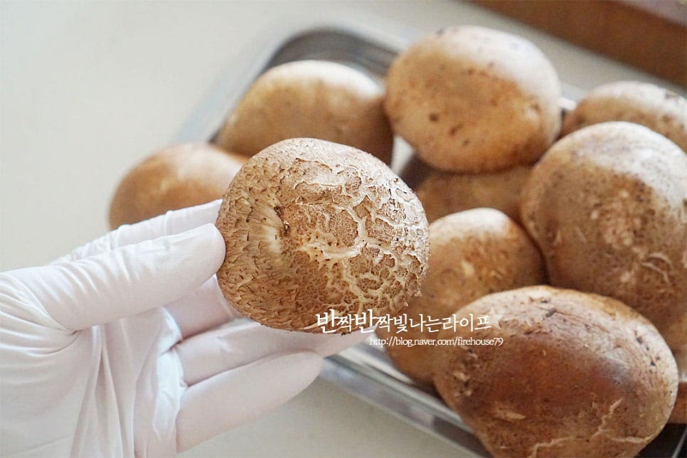 표고버섯은 170g 정도를 준비하여 손질하니 150g 내외였습니다. 갓이 피지 않고 선명한 색이 신선하고 맛이 좋습니다. 기둥 부분은 식감이 질기므로 가위로 잘라내어 분리합니다. 따로 말려서 소분해두었다가 육수 낼 때 활용하면 됩니다. 수분이 약한 식재료로 물에 담가 씻지 않고 세척하더라도 흐르는 물에 빠르게 헹구어주는 게 좋습니다. 키친타월이나 면포에 물을 적신 뒤 가볍게 털어내어 손질해 줍니다.