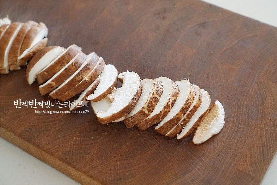 밑동을 제거한 뒤 갓부분은 먹기 좋은 크기로 편으로 썰어줍니다. 0.5~0.7cm 정도 두께로 잘라줍니다. 너무 얇아도 물컹하니 적당하게 쫄깃한 식감이 느껴지도록 썰었습니다. 곁들이는 야채도 먹기 좋게 잘라줍니다. 양파는 채 썰고, 당근도 얄팍하게 썰어서 두툼하게 채썹니다. 대파는 파기름을 내어줄 것이라 얇게 송송 썰어줍니다.