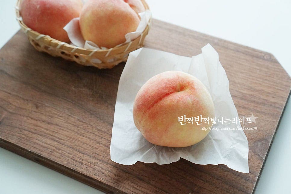 한창 달고 맛있는 여름과일 흐르는 물에 씻어준 뒤 껍질을 벗겨줍니다. 믹서에 갈기 적당한 크기로 잘라줍니다. 과육이 부드러워서 큼직하게 썰어도 금세 휘리릭 갈려요~