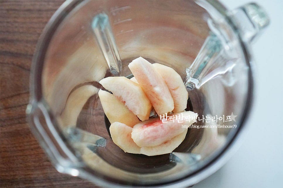 믹서에 과육을 넣어줍니다. 향이 얼마나 진한지 이렇게 잘라놓기만 해도 달달해요^^ 얼음을 넣어줍니다. 얼린 과일을 넣고 갈면 보다 진하게 만들 수 있는데 바로 만든다고 얼리지 못하고 얼음을 넣었어요. 시간이 여유롭다면 얼린 과일이나 요거트를 넣어주심 쉐이크 같은 입자로 더 맛있게 드실 수 있어요. 요거트와 우유를 넣어줍니다. 우유는 생략 가능하고, 요거트를 같이 넣어주면 조화롭게 어울린답니다. 달콤함에 상큼함이 더해져 맛도 영양도 듬뿍이에요~ 꿀은 당도와 입맛에 따라 양을 가감하여 넣어주어요. 그리고 갈아주기만 하면 완성이에요. 쥬스 만들기 정말 간단하죠^^ 믹서로 곱게 갈아준 뒤 컵에 따라 마시면 됩니다. 음료 한 잔도 예쁘게 담아 마시면 카페에 온 것 같은 기분이 들죠. 깍둑썰기 한 과육과 허브를 올려주면 보기만 해도 상큼해지는 한 잔이 된답니다. 영상을 같이 보시면 조금 더 쉽게 만들어 드실 수 있어요. 달콤하고 상큼하고 부드러운 얼음 알갱이가 어우러지는 맛이 없을 수가 없는 여름 음료랍니다. 지금 시기에만 맛볼 수 있기 때문에 과육을 잘라 냉동실에 소분하여 두고 복숭아 스무디를 가을까지 갈아 마시면 좋고요. 복숭아쥬스 만들기 요거트와 꿀을 곁들여 상큼하고 달콤하게 즐겨보세요. 기분좋은 홈카페 완성입니다^^ 끄읕 !