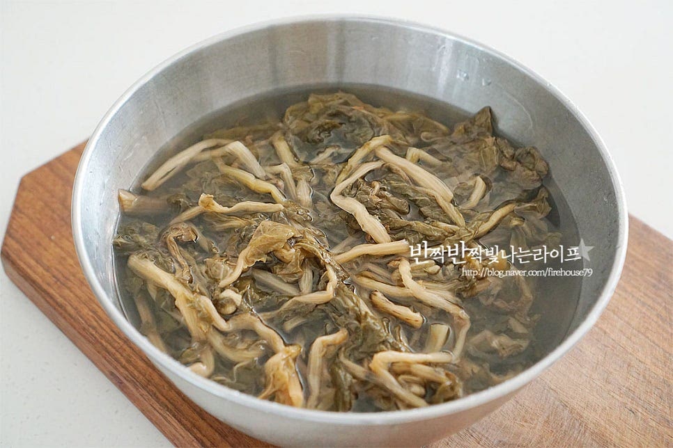 삶은 시래기를 준비했어요. 시래기 대신 얼갈이배추를 데치거나 우거지를 준비해 주셔도 좋아요. 무청은 살살 흔들어 씻어줍니다. 줄기 부분을 보면 얇은 막이 보이는데요. 이 투명한 껍질을 제거하여 주시면 보다 보드라운 식감으로 맛보실 수 있어요. 길이에 따라 먹기 좋게 잘라준 뒤 감자탕 양념 재료를 넣고 버무려줍니다. 고춧가루 3 큰 술 듬뿍, 고추장 1 큰 술 된장 2 큰 술, 국간장 1 큰 술 참치액 2 큰 술, 다진 마늘 2 큰 술 다진 생강 1 작은 술, 들기름 1 큰 술 후추 약간, 천일염 1/2 작은 술 넣어줍니다. 미리 밑간하여 두고, 끓이면서 부족한 간을 더해줄 것이에요. 간이 어우러지도록 주물러 재워둡니다. 감자는 껍질을 벗긴 뒤 큼직하게 반으로 잘라주고 (크기에 따라 먹기 좋게 잘라주세요.) 깻잎과 대파도 큼직하게 썰어줍니다. 깻잎이나 깻순이 들어가면 향긋하게 맛이 확 살아요. 고추는 매운맛 기호에 따라 송송 썰어 준비해요.