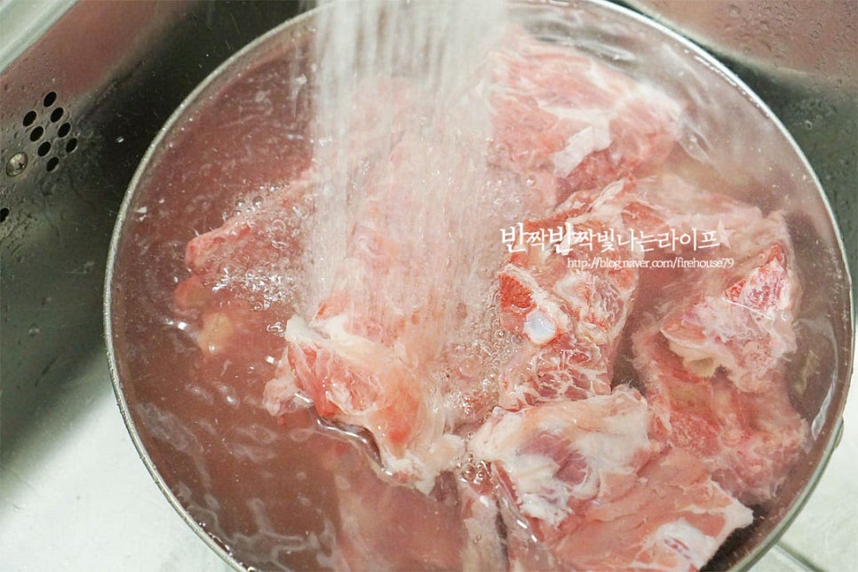 돼지 등뼈는 찬물에 헹구어 줍니다. 뼈를 자르면서 뼛가루가 묻어날 수 있어 흐르는 물에 한번 씻어줍니다. 큰 볼에 뼈다귀가 잠길 정도로 물을 부어 두세 시간 담가 핏물을 빼줍니다. 중간중간 물을 갈아주시면 더 깔끔하게 핏물을 뺄 수 있어요. 핏물을 뺀 고기는 끓는 물에 넣어 3~4분 정도 데쳐줍니다. 데친 뒤 불순물을 제거할 수 있도록 찬물에 하나씩 헹구어 줍니다.